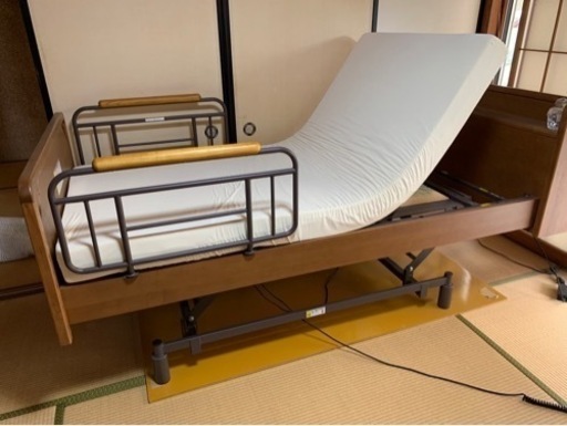 リモコン付き電動介護ベッド