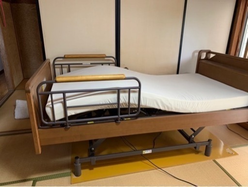 リモコン付き電動介護ベッド