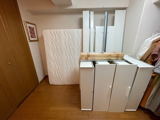 IKEAクィーンサイズベッド&小物