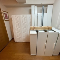 IKEAクィーンサイズベッド&小物の画像