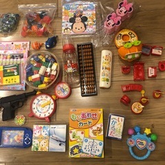ブロックやかるたなど知育玩具、子供のおもちゃの画像