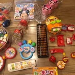ブロックやかるたなど知育玩具、子供のおもちゃの画像
