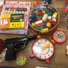 ブロックやかるたなど知育玩具、子供のおもちゃの画像