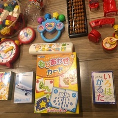 ブロックやかるたなど知育玩具、子供のおもちゃの画像