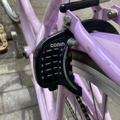 バスケットとデジタルロック付きの良好な状態の自転車
