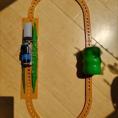 トーマス　線路　①電池で動く　②ガチャガチャ