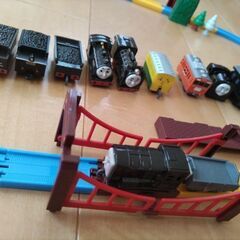 トーマス　線路　①電池で動く　②ガチャガチャの画像