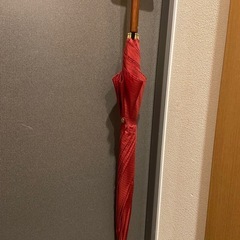 ワンタッチタイプの赤い傘 