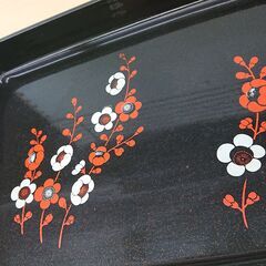 【中古品】お盆　梅の花柄入り　樹脂製の画像