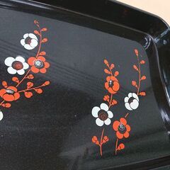 【中古品】お盆　梅の花柄入り　樹脂製の画像