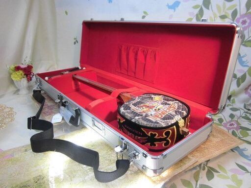 新品未使用13.980円　肩紐付き一丁入アルミハードケースと三線台セット