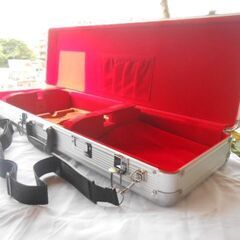新品未使用13.980円　肩紐付き一丁入アルミハードケースと三線台セットの画像