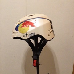 ヤールーヘルメットRedBullの画像