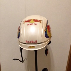 ヤールーヘルメットRedBullの画像