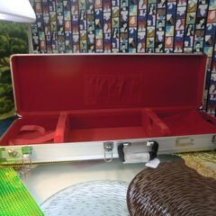 新品未使用11.000円　肩紐付き一丁入アルミハードケースとN三線台セットの画像