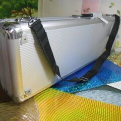 新品未使用11.000円　肩紐付き一丁入アルミハードケースとN三線台セットの画像