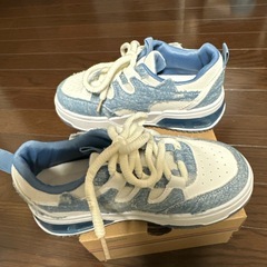 ２３センチ⭐︎厚底　ホワイト ダメージデニム風　スニーカーの画像