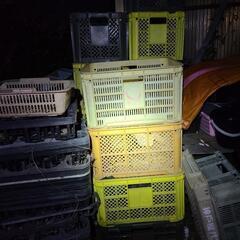 木製とプラのパレットとミカン箱