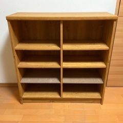 背の低い本棚
