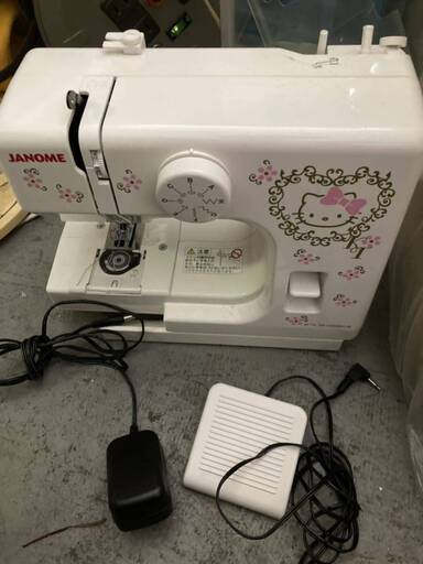 ジャノメ JANOME ミシン ハローキティ コンパクト 525 針動くことのみ確認済み 電動ミシン コンパクトミシン 手芸 サンリオ 裁縫