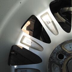 17インチ4穴100です。4本タイヤ付きの画像