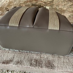 ラメ入りの持ち手のバッグの画像