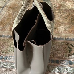ラメ入りの持ち手のバッグの画像