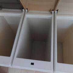 【最終　お値引きしました】ゴミ箱　蓋付き　ダストボックス　3連　台座付　3分別　3個セットの画像