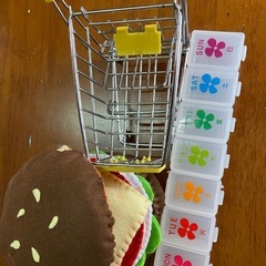 手作りハンバーガー　や買い物かご､薬入りケース