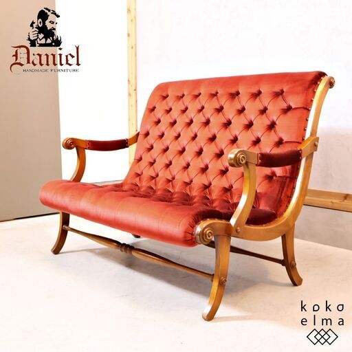 横浜クラシック家具 Daniel(ダニエル)のブーツ ラブシートです。樺桜材のナチュラルな質感と細部の鋲打ちがエレガントなアンティーク調の2人掛けソファ。100年以上愛されている定番椅子です。