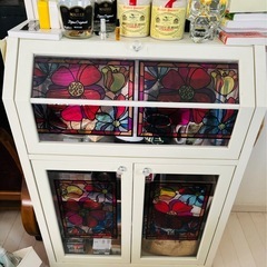 白のチェストの画像