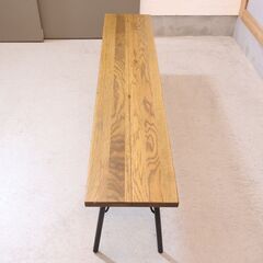 ACME Furniture(アクメファニチャー)のGRANDVIEW(グランドビュー) ダイニングベンチです。奥行が浅い為、壁沿いにして簡易シェルフとしても。オーク材とアイアンがインダストリアルに。