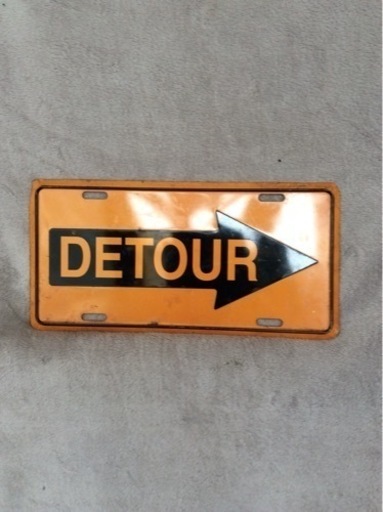 右に迂回　DETOUR ライセンスプレート  アメリカン雑貨 アメリカ 雑貨 サインプレート サインボード ティンサイン メタルプレート ブリキ おしゃれ カフェ バー 店舗 ガレージ 雑貨インテリア 看板 標識