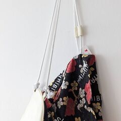 ☆リュックサック　ハイビスカス柄　黒　未使用品 の画像