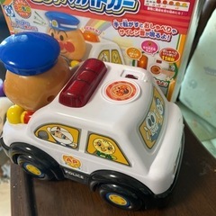 箱、電池付き　アンパンマンパトカーの画像