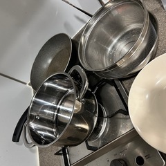 キッチン用品(フライパン、IKEA鍋、IKEAお皿2枚、ザル)