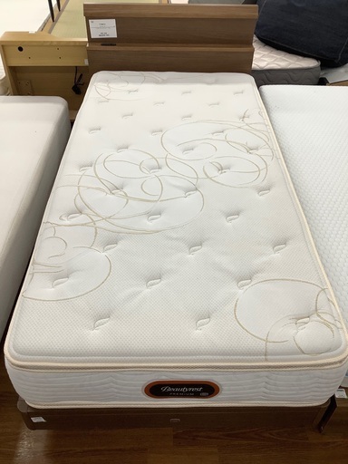 シングルベッド　Simmons ｺﾞｰﾙﾃﾞﾝﾊﾞﾘｭｰﾋﾟﾛｰﾄｯﾌﾟマットレス付　66,000円