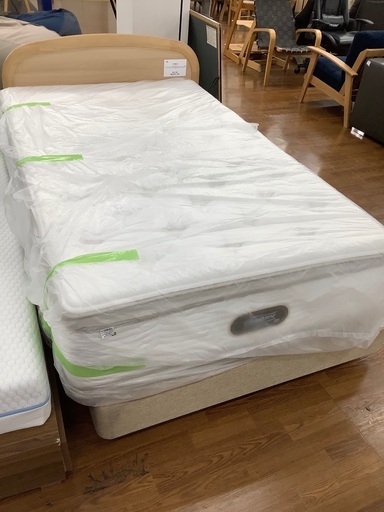 セミダブルベッド　Simmons ﾋﾞｭｰﾃｨｰﾚｽﾄﾌﾟﾚﾐｱﾑｶｽﾀﾑﾛｲﾔﾙマットレス付　55,000円