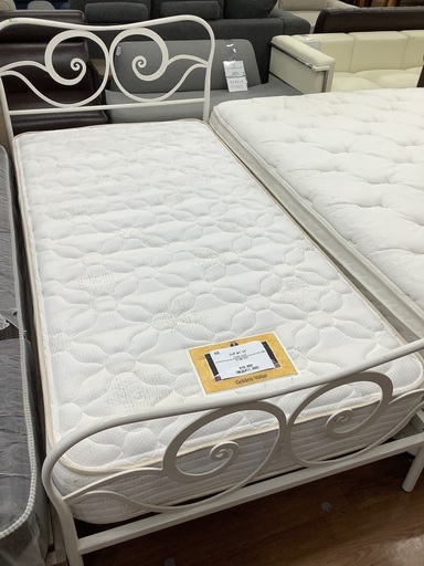 シングルベッド　スチール製　Simmonsマットレス付　11,000円