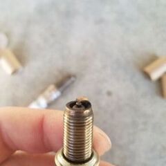 バイク用のプラグ4本の画像