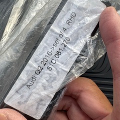 AudiQ２純正フロアマット新品の画像