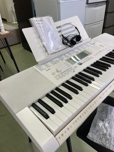 【リサイクルショップ　ピカソ　小松原】カシオ 電子キーボード 61標準鍵 光ナビゲーションキーボード スタンド 椅子付き LK-222★9776★
