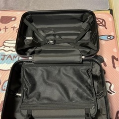 紫色のスーツケース、キャリーケースの画像