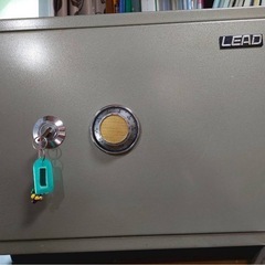 決まりました！美品！【金庫】鍵とダイヤル式