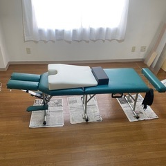 折りたたみ可能マッサージベッド