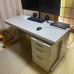 事務机とキャビネット　1式