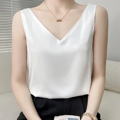 【新品未使用】Vネック ノースリーブ サテン風の画像