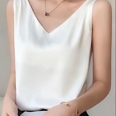 【新品未使用】Vネック ノースリーブ サテン風の画像