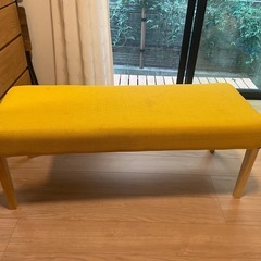 黄色のベンチ