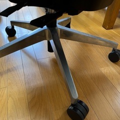 イトーキ サリダ YL9 ホワイト オフィスチェア【全身を支えるハイバック / 通気性・メッシュ形状 / 快適ヘッドレスト / こだわりの座面の画像